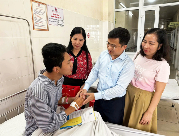 Đại học Hạ Long muốn đỡ đầu nam sinh mất 4 người thân trong vụ lật tàu- Ảnh 1.