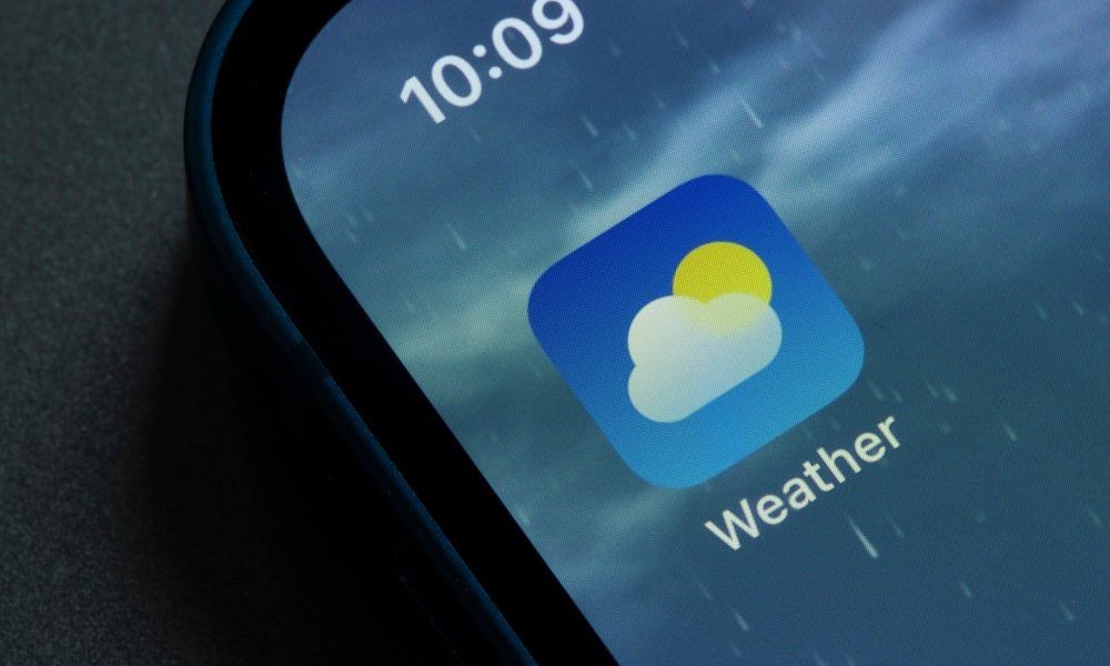 Người dùng iPhone chú ý: Ai cũng có thể theo dõi bão WIPHA chỉ với ứng dụng quen thuộc, sẵn có trong máy- Ảnh 1.