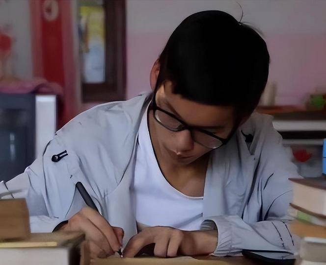 Nam sinh đỗ trường ĐH đỉnh nhất cả nước nhưng vẫn bị coi thường chỉ vì một công việc làm trước đó: 4 năm sau ai cũng sáng mắt!- Ảnh 1.
