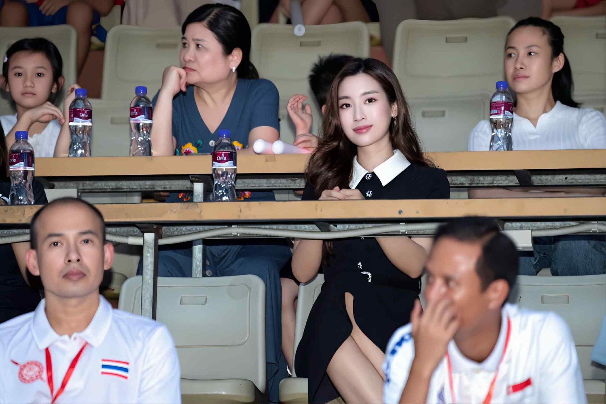 Đỗ Mỹ Linh khoe visual mẹ một con sáng bừng sân Hàng Đẫy, dâu hào môn nhà bầu Hiển cứ lộ diện là chiếm 