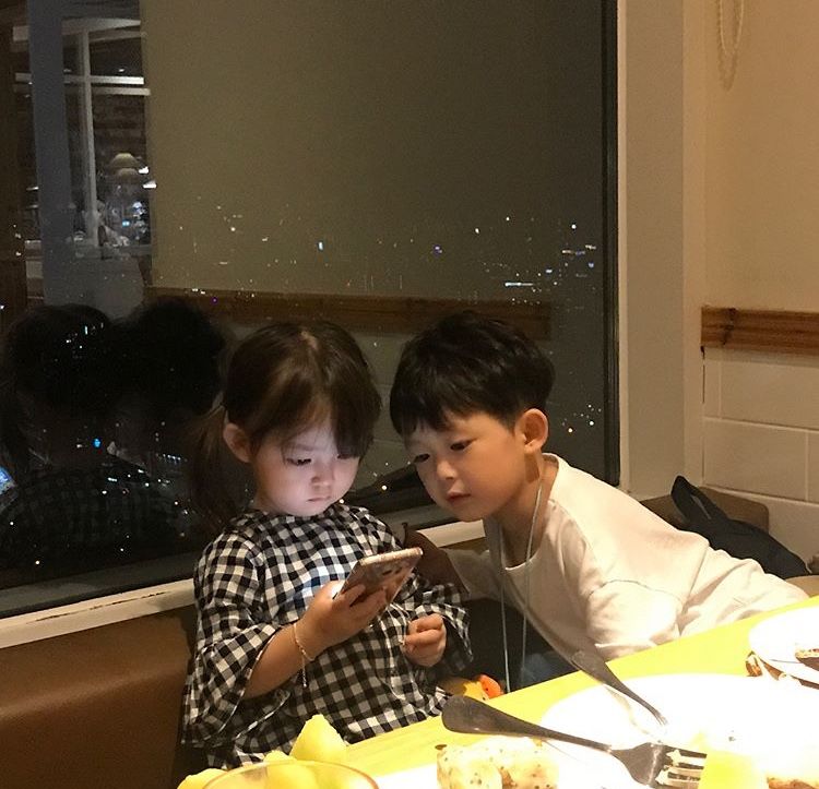Con 5 tuổi lén lút vào nhà vệ sinh xem điện thoại, mẹ bắt được đem lên mạng hỏi thì bị trách ngược: "Chị làm mẹ thế là không ổn"- Ảnh 1.