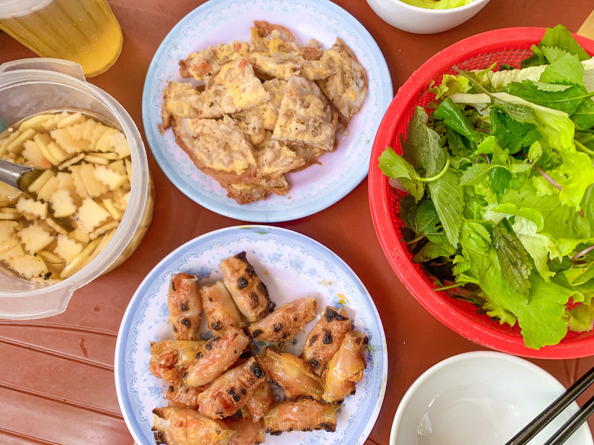 Du lịch Sầm Sơn, thử đặc sản bánh khoái và chả tôm ngay trong sân nhà người bản địa- Ảnh 1.