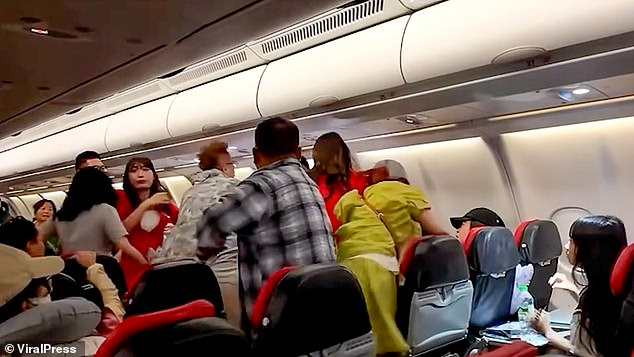 Nhóm khách nữ hùng hổ đánh người giữa chuyến bay vì bị nhắc giữ trật tự sau khi tắt đèn- Ảnh 1.