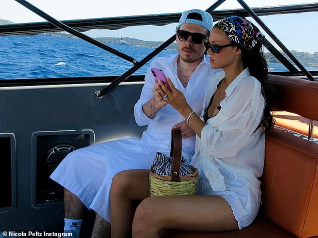 Dâu cả nhà Beckham gây sốc khi tung ảnh bán nude giữa lúc 'cạch mặt' nhà chồng- Ảnh 7.