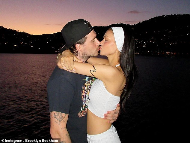 Dâu cả nhà Beckham gây sốc khi tung ảnh bán nude giữa lúc 'cạch mặt' nhà chồng- Ảnh 6.
