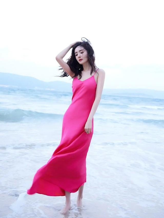 Váy hồng cánh sen khiến nhiều người chạy mất dép nhưng 