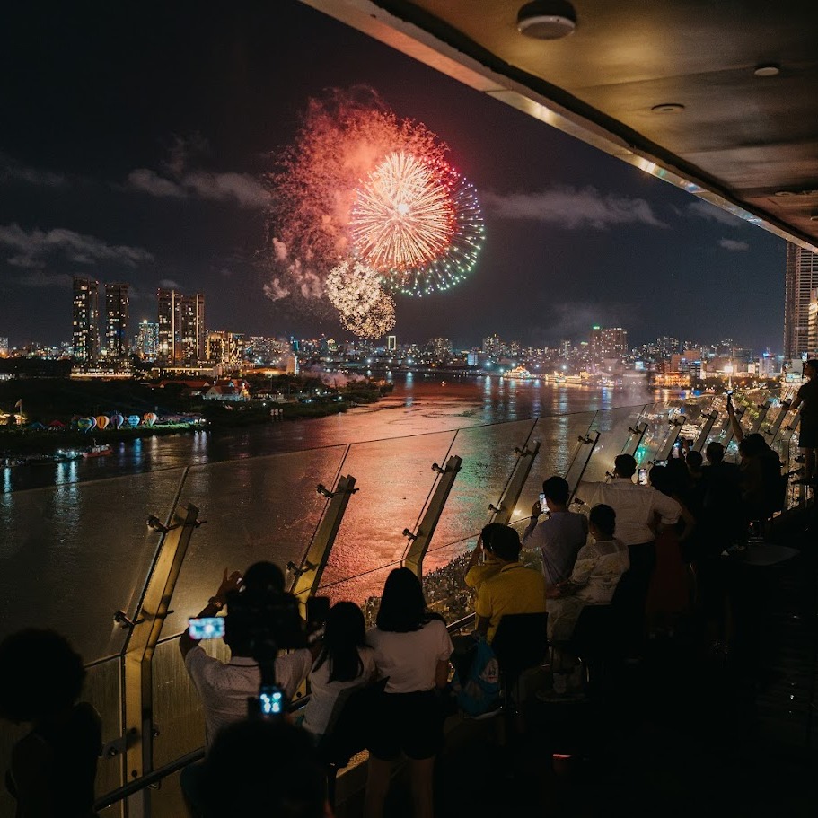 Khách sạn 5 sao có view pháo hoa cực đỉnh tại phường Sài Gòn ra mắt món bánh Trung Thu độc lạ- Ảnh 2.