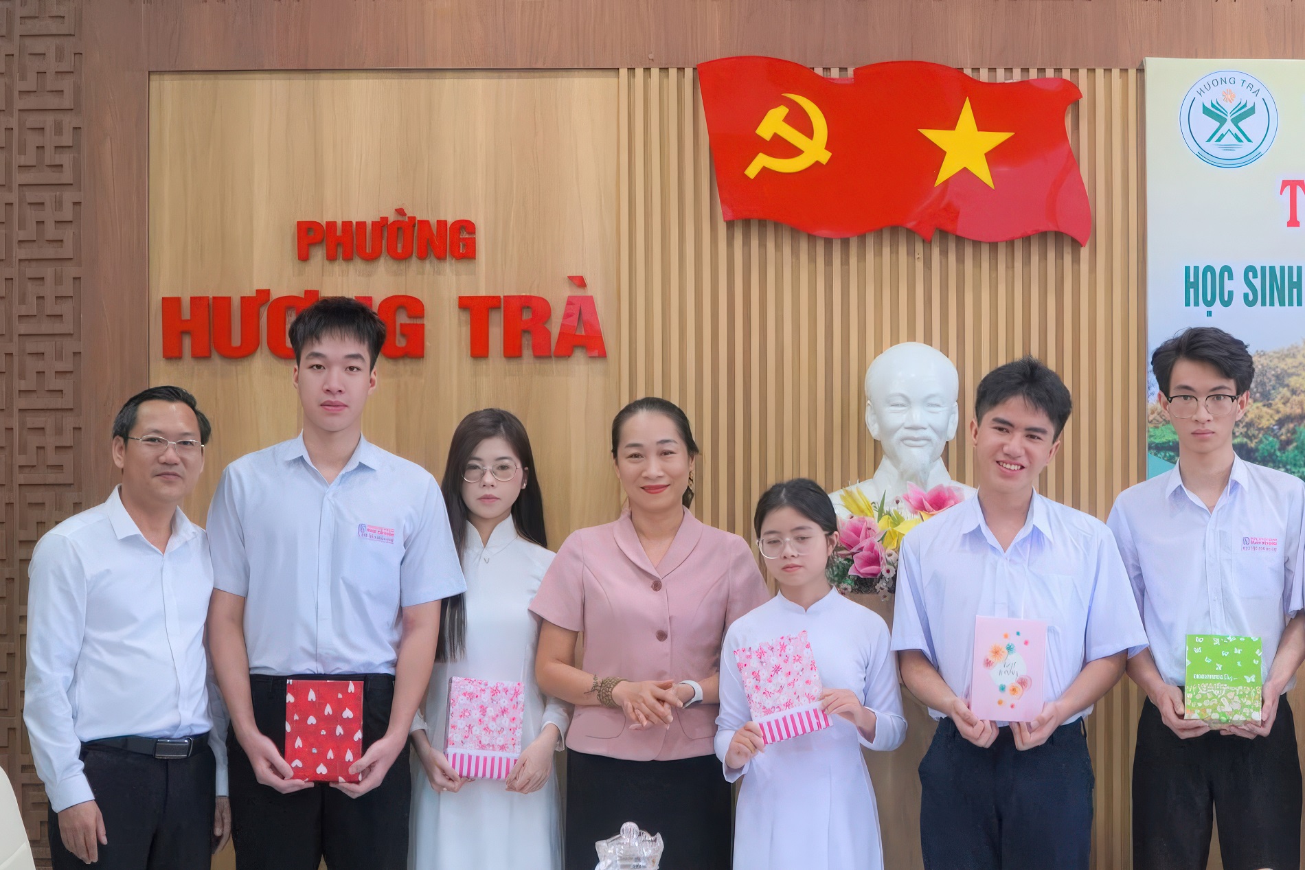 Hai lần chịu tang cha mẹ, nữ sinh vẫn giành 29 điểm và thành thủ khoa trường: "Em cố gắng học để họ yên lòng"- Ảnh 4.