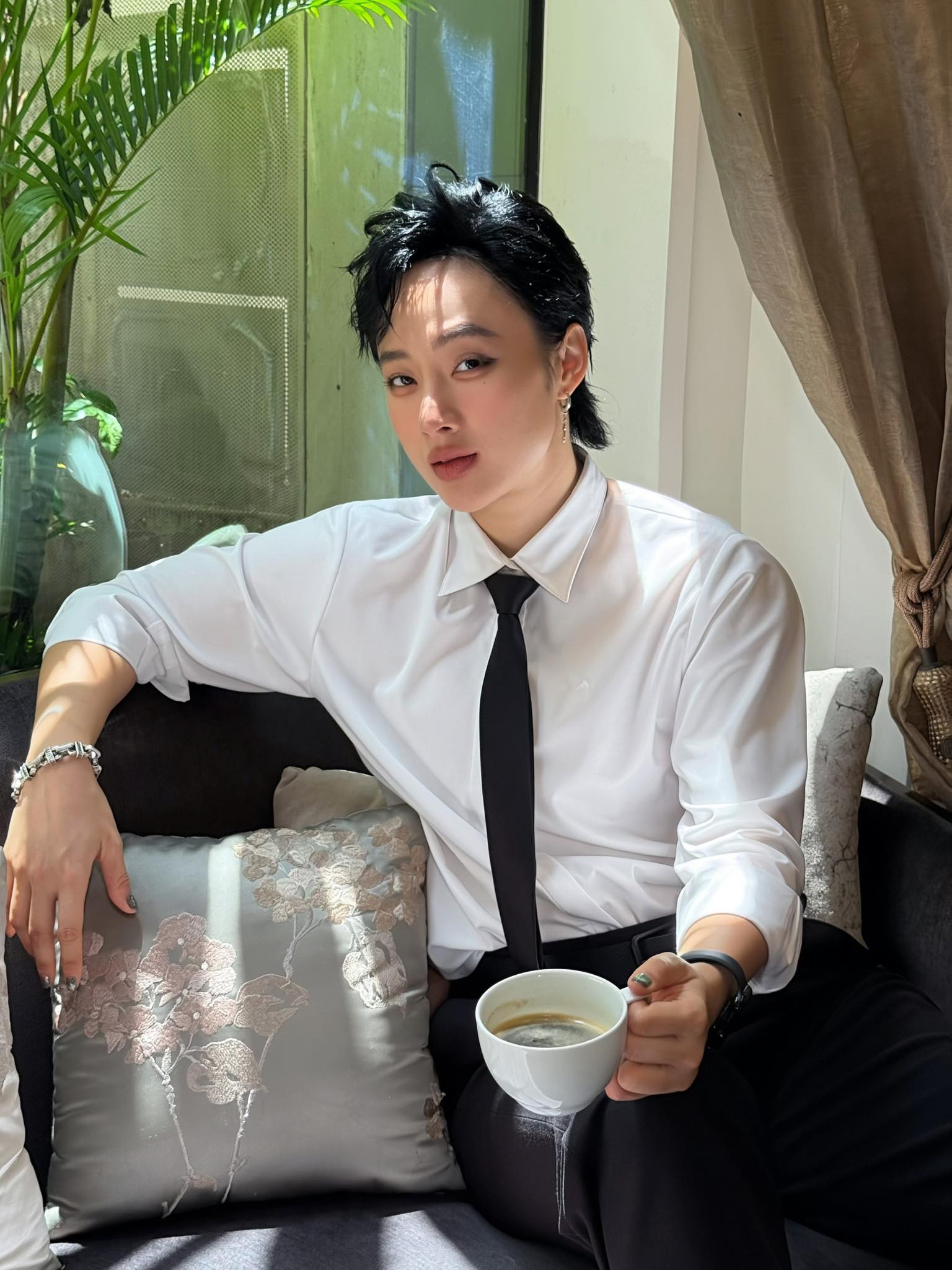 Angela Phương Trinh gây sốc khi công khai ôm ấp, tình tứ với gái lạ- Ảnh 4.