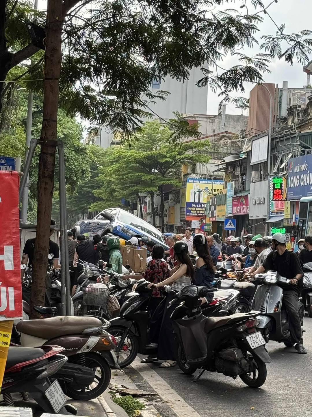 Hà Nội: Cận cảnh xe bán tải lao lên vỉa hè phố Khâm Thiên, chồm lên nhiều xe máy, người dân hoảng loạn- Ảnh 1.