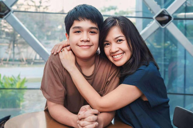 Bà mẹ Hà Nội mừng rỡ khoe: "Gần chục năm rồi, con trai mới đồng ý để bố chở", nhiều người "mắng": Chị kể câu chuyện này để rút ra bài học gì?- Ảnh 1.
