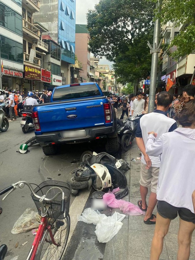 Vụ xe bán tải tông loạt xe máy trên phố Khâm Thiên: Tiết lộ tình trạng nguy kịch của 1 nạn nhân- Ảnh 2.