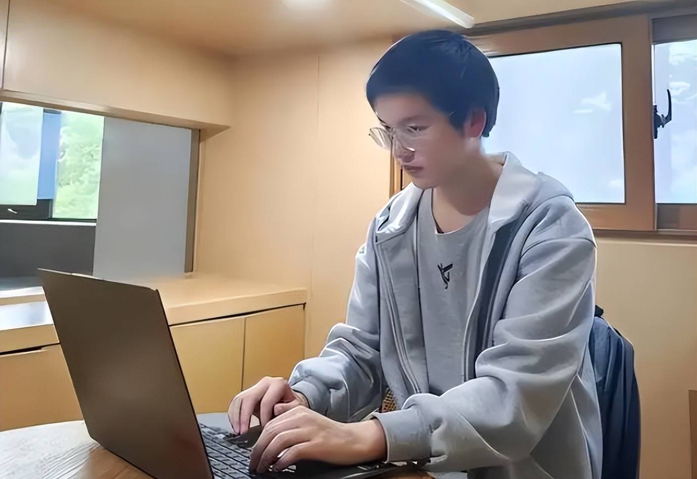 Nam sinh đỗ trường ĐH đỉnh nhất cả nước nhưng vẫn bị coi thường chỉ vì một công việc làm trước đó: 4 năm sau ai cũng sáng mắt!- Ảnh 3.