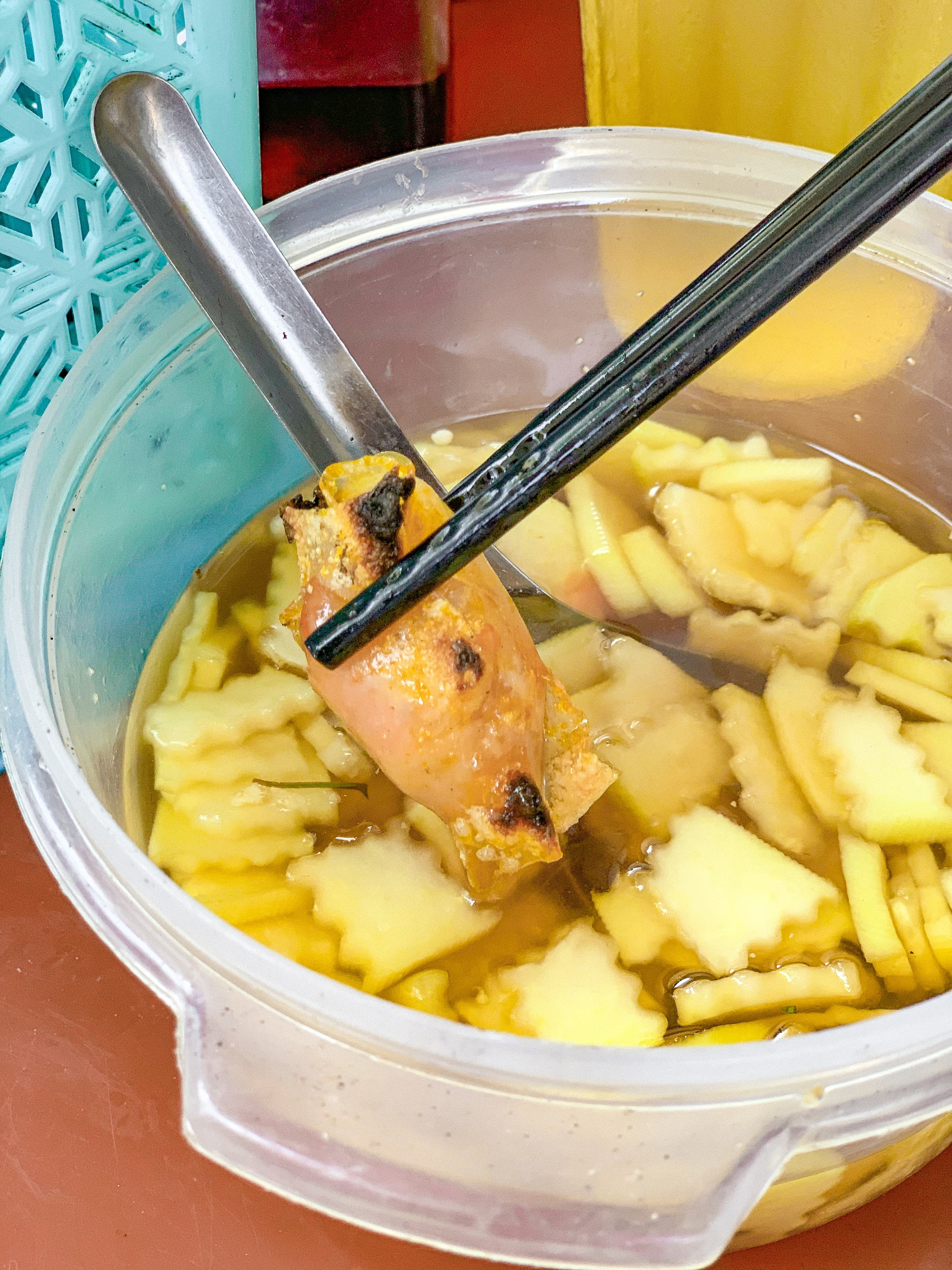 Du lịch Sầm Sơn, thử đặc sản bánh khoái và chả tôm ngay trong sân nhà người bản địa- Ảnh 6.