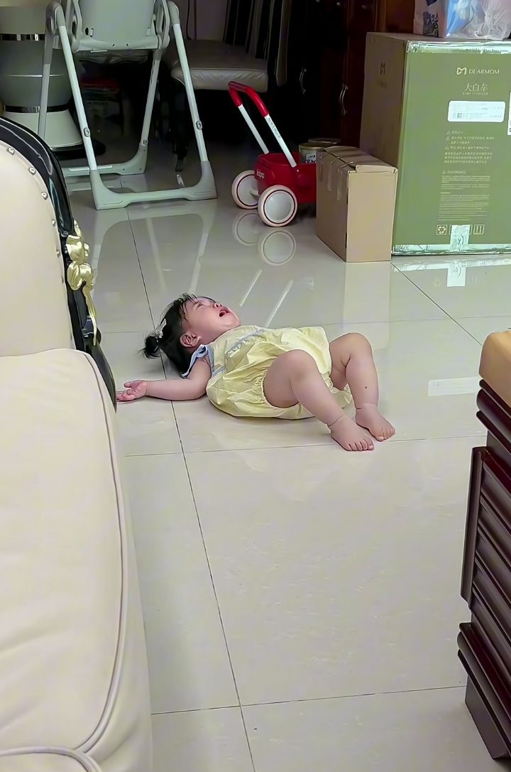 Con đòi hỏi bằng được nhưng cả thèm chóng chán: Phản ứng khác biệt của bố mẹ EQ thấp và bố mẹ EQ cao- Ảnh 3.