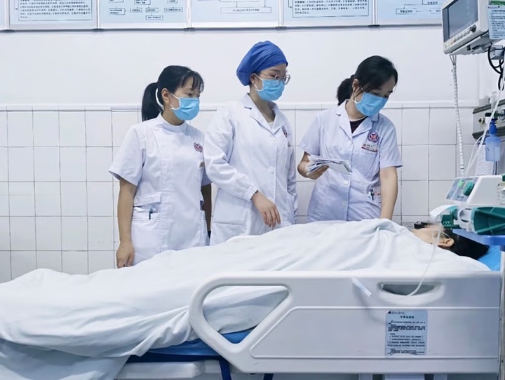 Thiếu nữ suýt chết vì chỉ ăn rau, uống thuốc nhuận tràng để vừa váy sinh nhật- Ảnh 3.