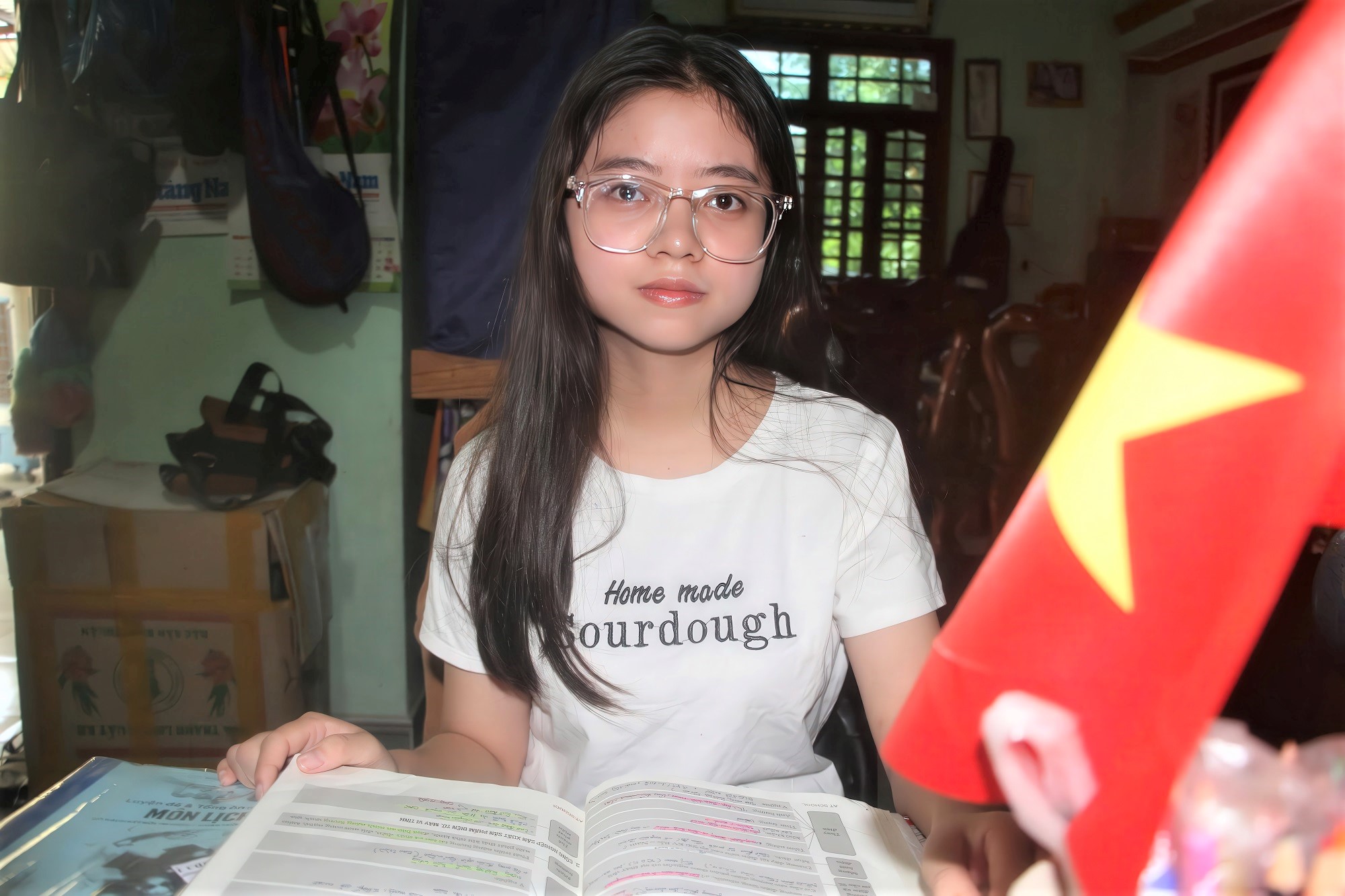 Hai lần chịu tang cha mẹ, nữ sinh vẫn giành 29 điểm và thành thủ khoa trường: "Em cố gắng học để họ yên lòng"- Ảnh 1.
