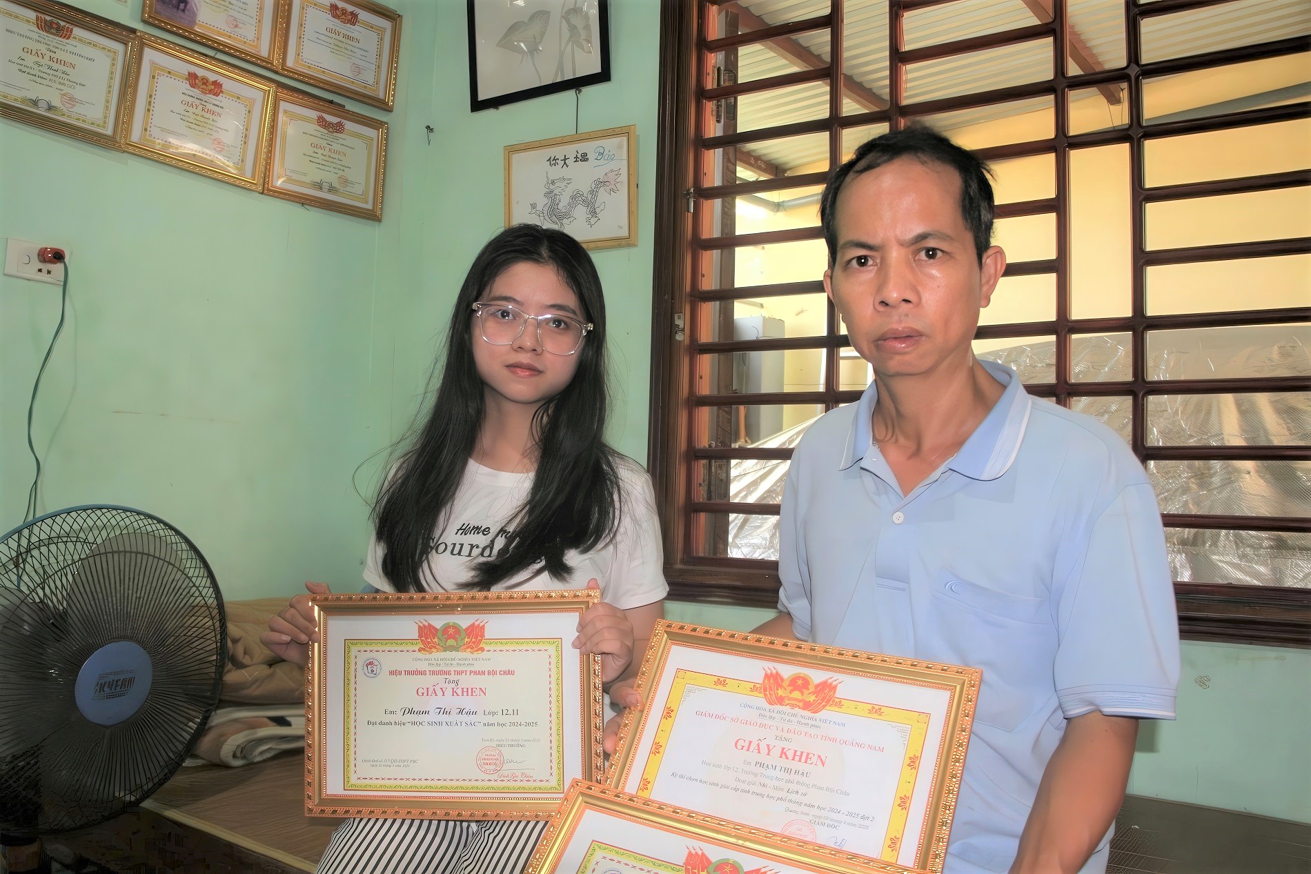 Hai lần chịu tang cha mẹ, nữ sinh vẫn giành 29 điểm và thành thủ khoa trường: "Em cố gắng học để họ yên lòng"- Ảnh 3.