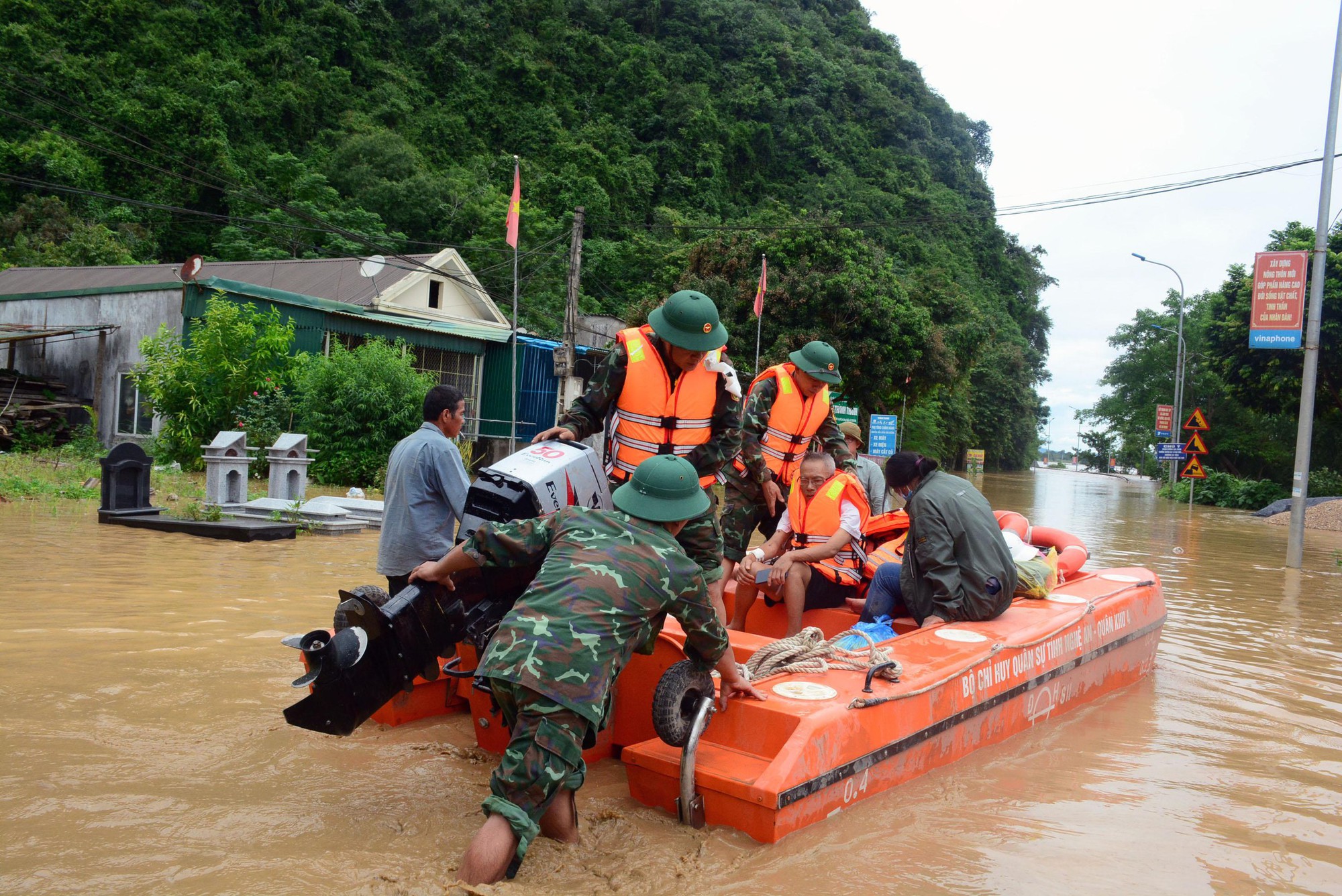 Mưa lũ gây thiệt hại nặng tại Nghệ An, 8 người thương vong và mất tích, 3.237 nhà bị ngập- Ảnh 2.