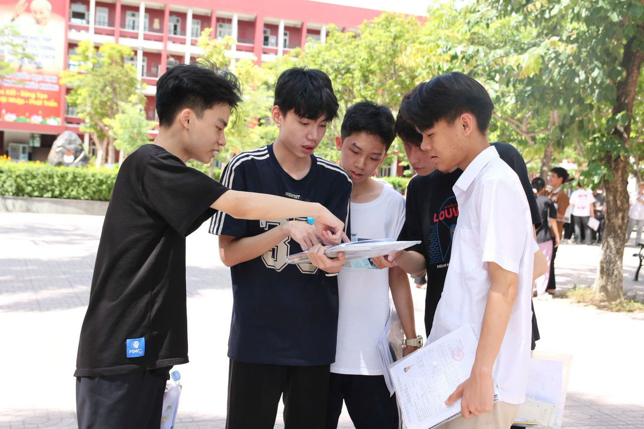 Thí sinh trúng tuyển "nguyện vọng tràn" lớp 10 Hà Nội cao nhất lên tới 23,5 điểm, có trường chưa tuyển đủ chỉ tiêu- Ảnh 1.