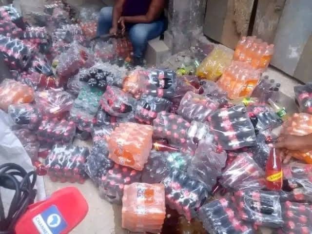 Đột kích khu chợ có 240 cơ sở sản xuất hàng giả, tiêu hủy 1.500 thùng Coca-Cola, Sprite, sữa chua giả các loại với tổng trị giá hơn 80 tỷ VNĐ ở Nigeria- Ảnh 1. Đột kích khu chợ có 240 cơ sở sản xuất hàng giả, tiêu hủy 1.500 thùng Coca-Cola, Sprite, sữa chua giả các loại với tổng trị giá hơn 80 tỷ VNĐ ở Nigeria- Ảnh 1.