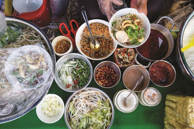 Khách Tây trầm trồ trước đặc sản "cho người nghèo" ở Huế, nhận xét: Ấn tượng với nguyên liệu trong đây- Ảnh 4.