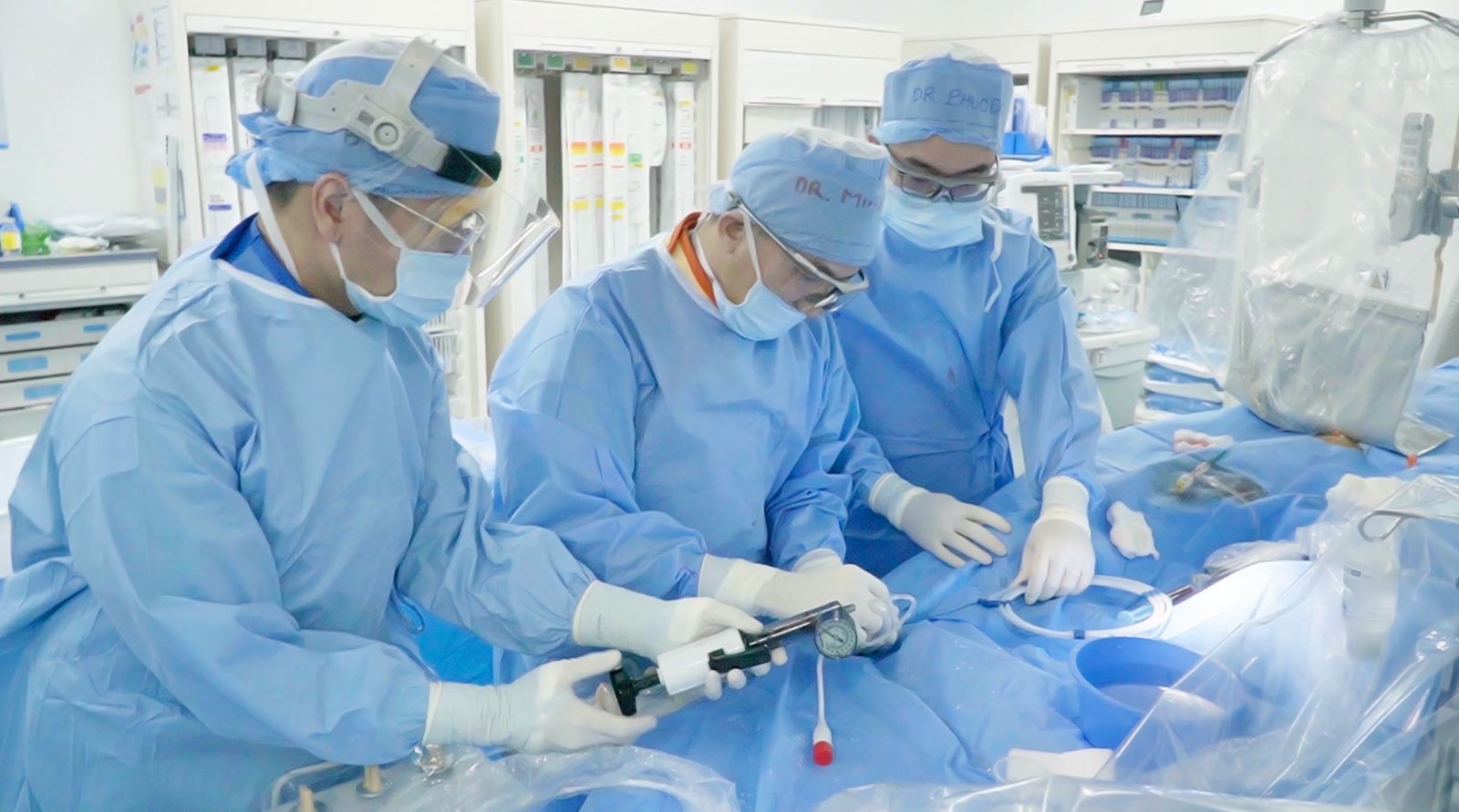 Lần đầu tiên tại Việt Nam: Một bệnh viện ứng dụng công nghệ phá vôi lòng mạch bằng sóng xung siêu âm- Ảnh 1.