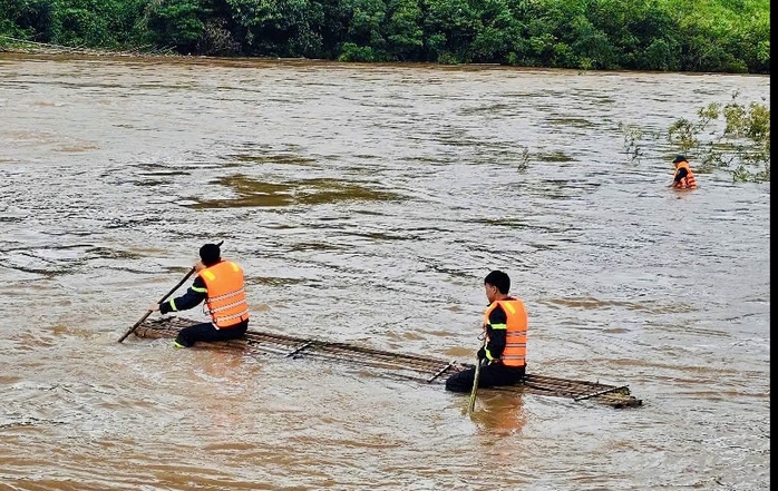 Đi qua cầu tràn, bé gái bị lũ cuốn trôi- Ảnh 1.