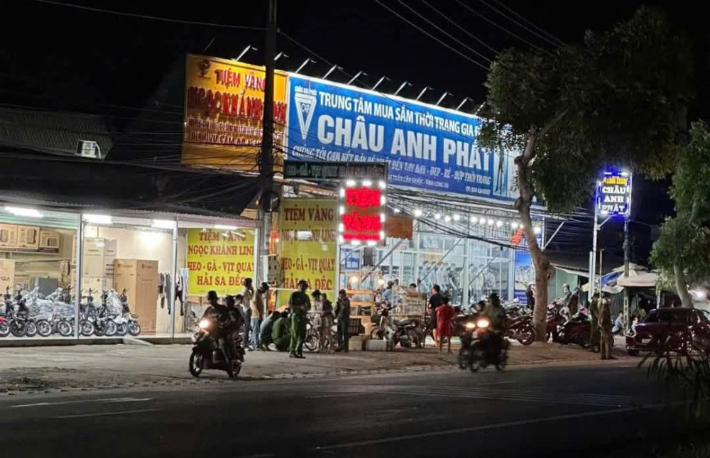 Bắt giữ đối tượng dùng súng, búa cướp tiệm vàng ở Tây Ninh- Ảnh 1.