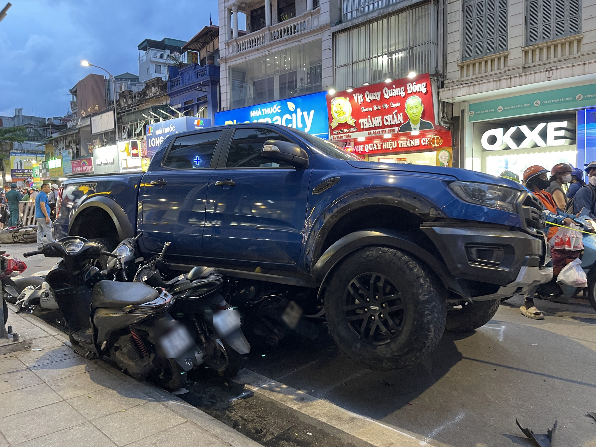 Người dân hoảng hốt kể lại vụ ô tô chồm lên loạt xe máy trên phố Khâm Thiên: "Một người đi xe máy phải nhảy khỏi xe để tránh"- Ảnh 2.