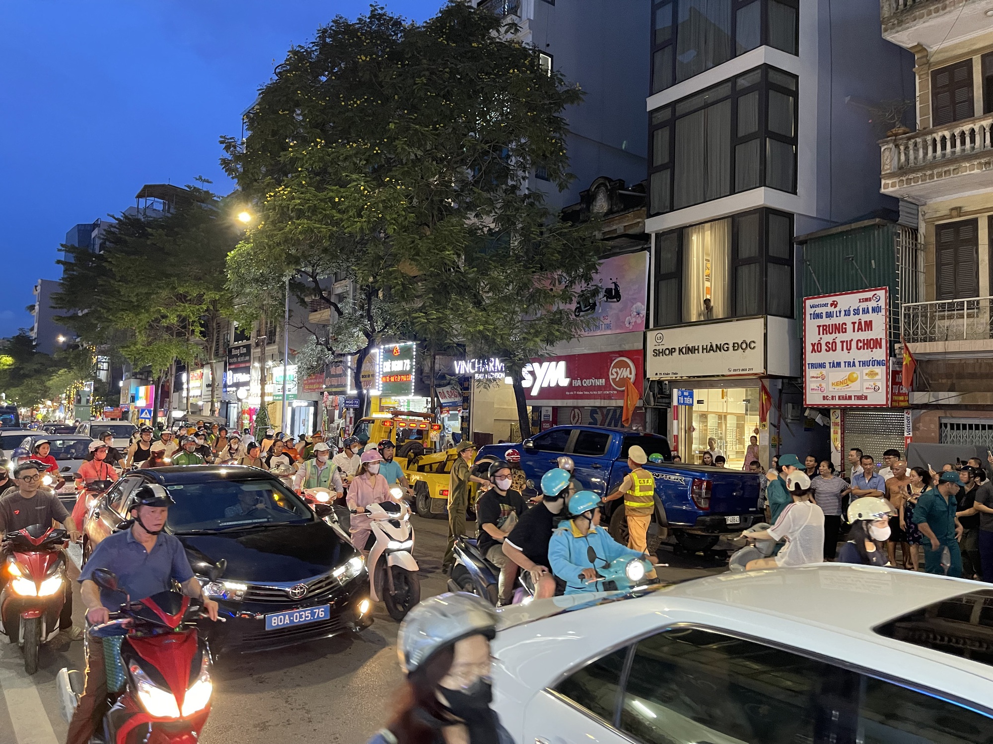 Người dân hoảng hốt kể lại vụ ô tô chồm lên loạt xe máy trên phố Khâm Thiên: "Một người đi xe máy phải nhảy khỏi xe để tránh"- Ảnh 4.