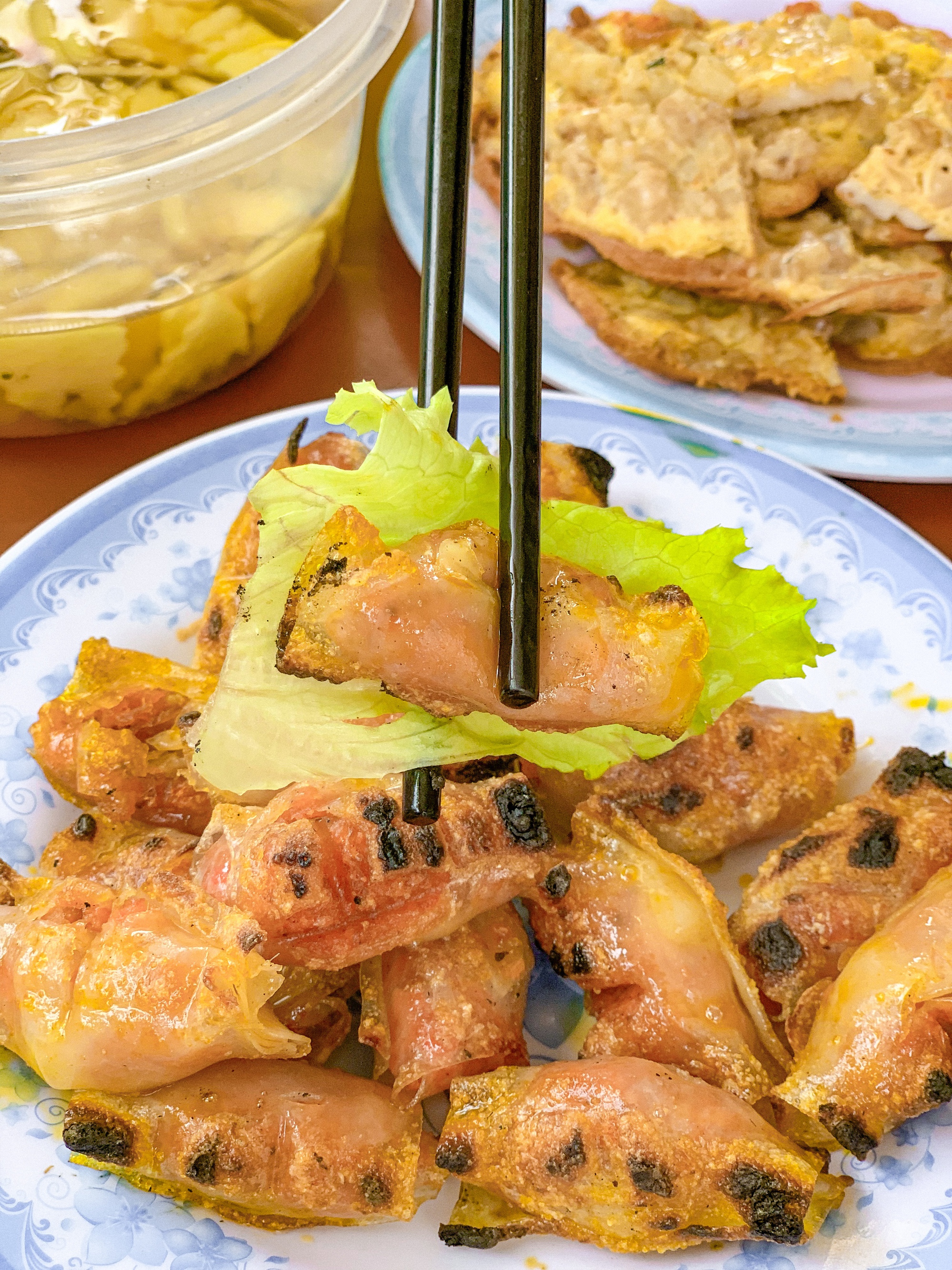 Du lịch Sầm Sơn, thử đặc sản bánh khoái và chả tôm ngay trong sân nhà người bản địa- Ảnh 7.