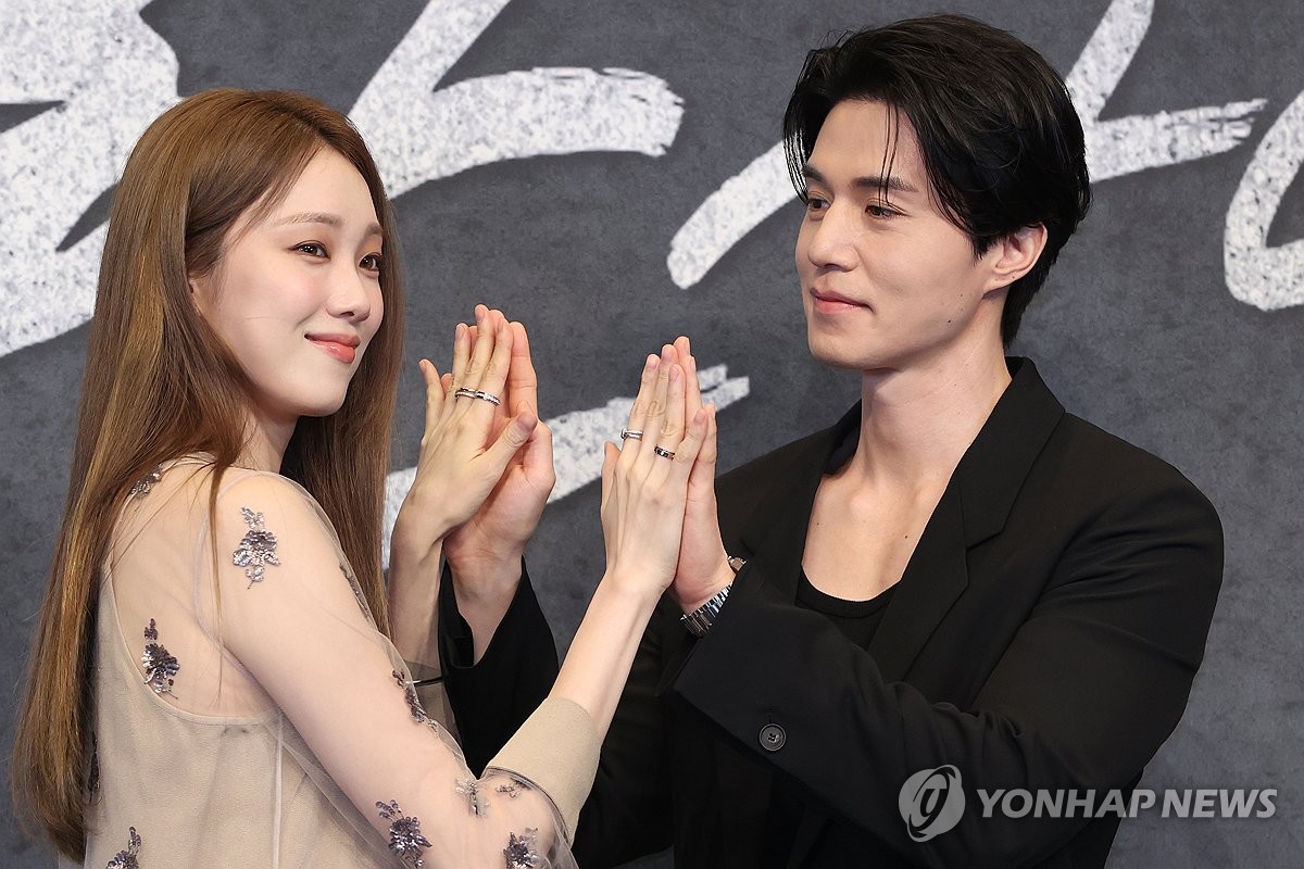 Nhan sắc giả dối của Lee Dong Wook- Ảnh 6. Nhan sắc giả dối của Lee Dong Wook- Ảnh 6.