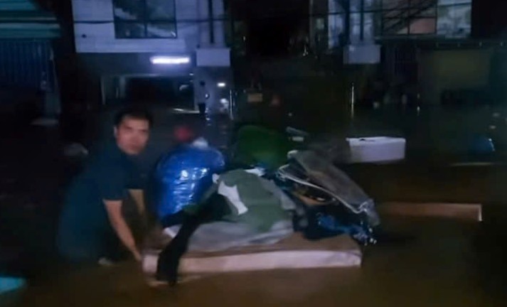 VIDEO: Nước ngập nóc nhà, dân lên núi tránh lũ, địa phương họp khẩn trong đêm- Ảnh 2.