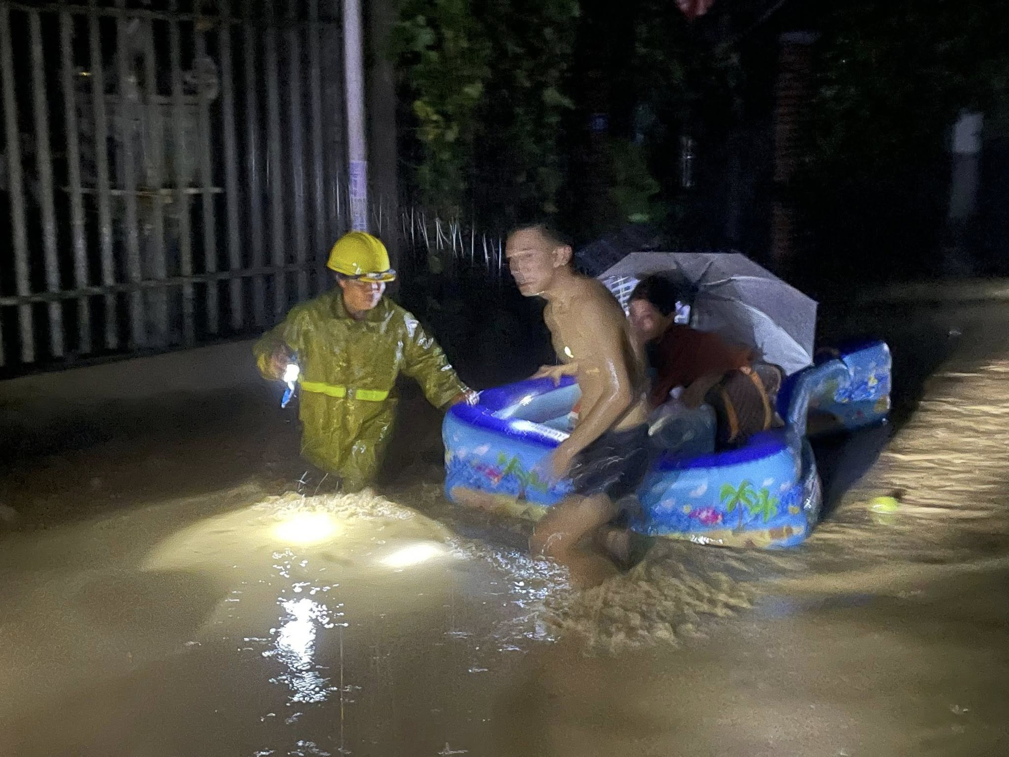 VIDEO: Nước ngập nóc nhà, dân lên núi tránh lũ, địa phương họp khẩn trong đêm- Ảnh 3.