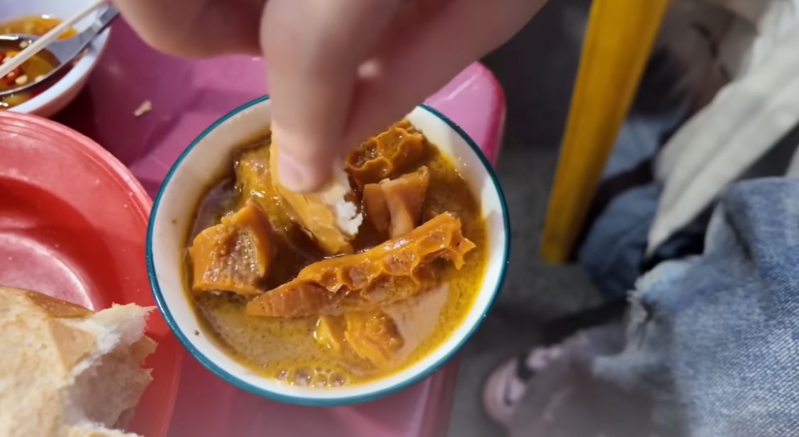 Khách Trung Quốc ngây ngất trước 1 món ăn vỉa hè ở Việt Nam, vét sạch bát không còn một giọt- Ảnh 2.