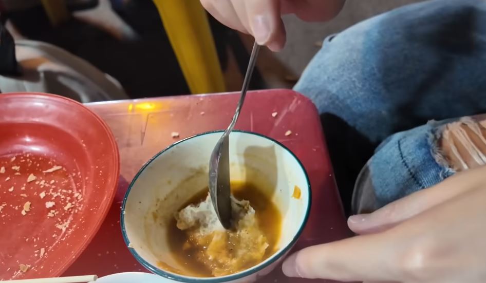 Khách Trung Quốc ngây ngất trước 1 món ăn vỉa hè ở Việt Nam, vét sạch bát không còn một giọt- Ảnh 4.
