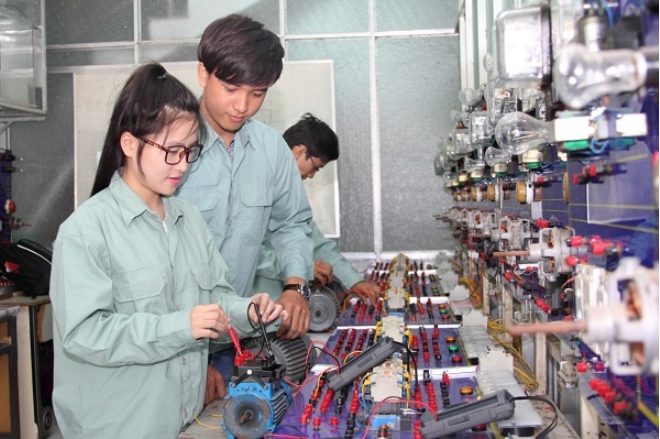 Nhóm ngành học cực hot nhưng thiếu nhiều nhân lực chất lượng cao: Bộ GDĐT đề xuất trợ cấp 3,6 triệu/tháng, loạt trường đại học giảm học phí để hút nhân tài- Ảnh 1.