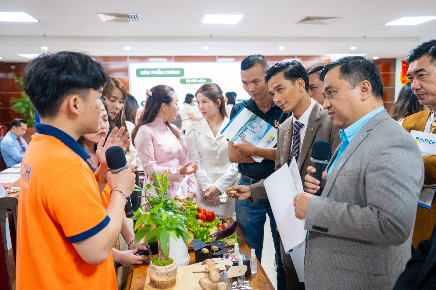 Học từ trải nghiệm thật: Sinh viên HUTECH “hô biến” ý tưởng thành giá trị thực- Ảnh 3.