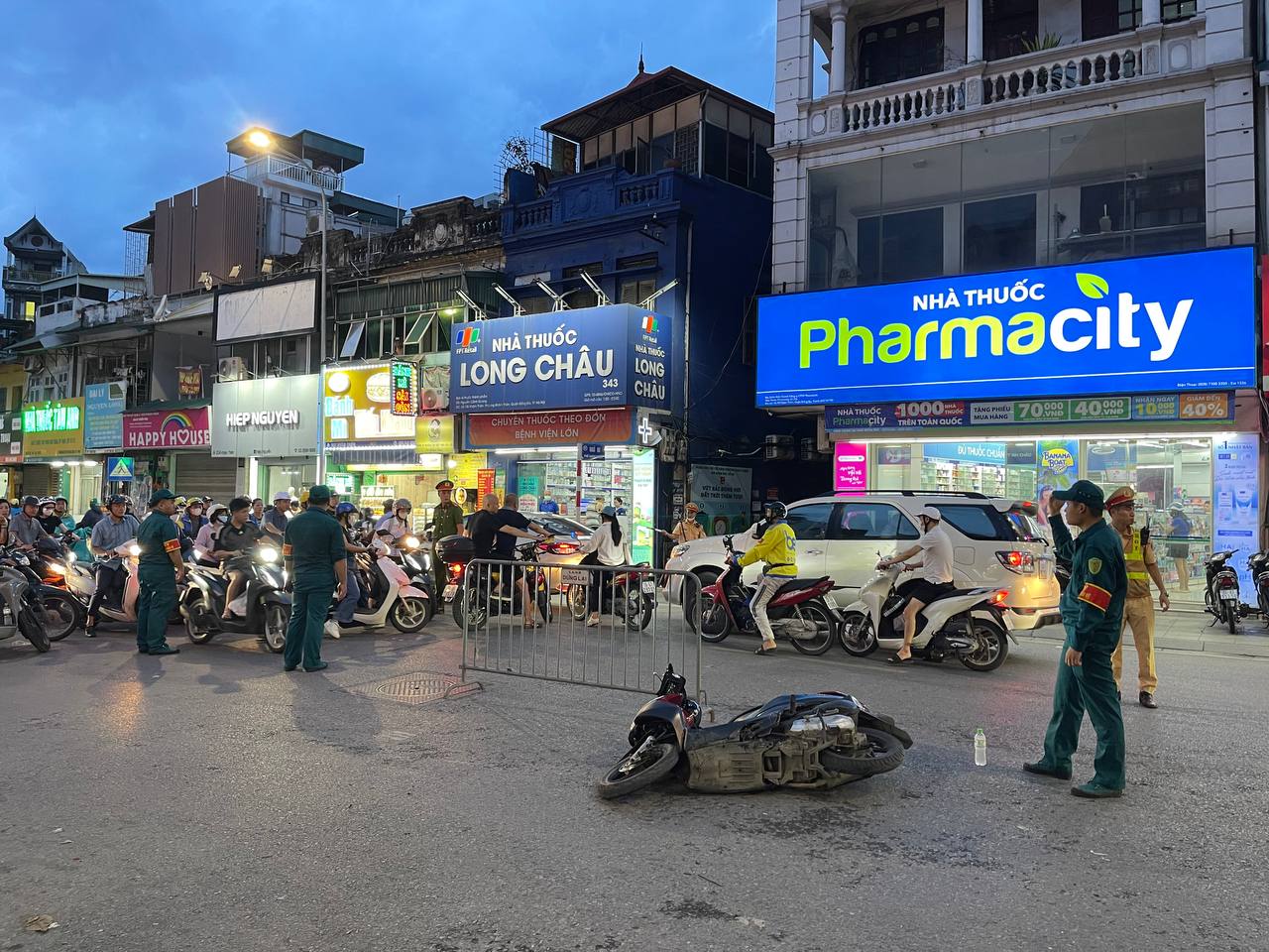 Hà Nội: Cận cảnh xe bán tải lao lên vỉa hè phố Khâm Thiên, chồm lên nhiều xe máy, người dân hoảng loạn- Ảnh 7.