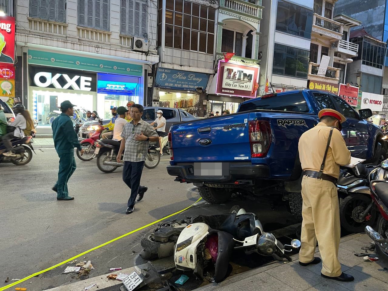 Hà Nội: Cận cảnh xe bán tải lao lên vỉa hè phố Khâm Thiên, chồm lên nhiều xe máy, người dân hoảng loạn- Ảnh 6.