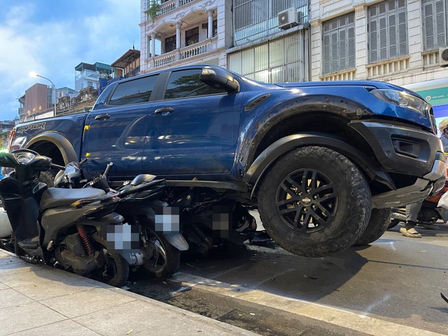 Vụ xe bán tải tông loạt xe máy trên phố Khâm Thiên: Tiết lộ tình trạng nguy kịch của 1 nạn nhân- Ảnh 1.