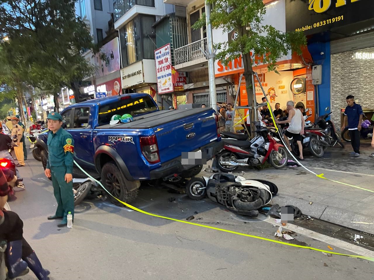 Hà Nội: Cận cảnh xe bán tải lao lên vỉa hè phố Khâm Thiên, chồm lên nhiều xe máy, người dân hoảng loạn- Ảnh 5.