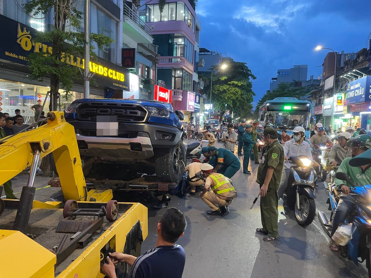 Hà Nội: Cận cảnh xe bán tải lao lên vỉa hè phố Khâm Thiên, chồm lên nhiều xe máy, người dân hoảng loạn- Ảnh 8.