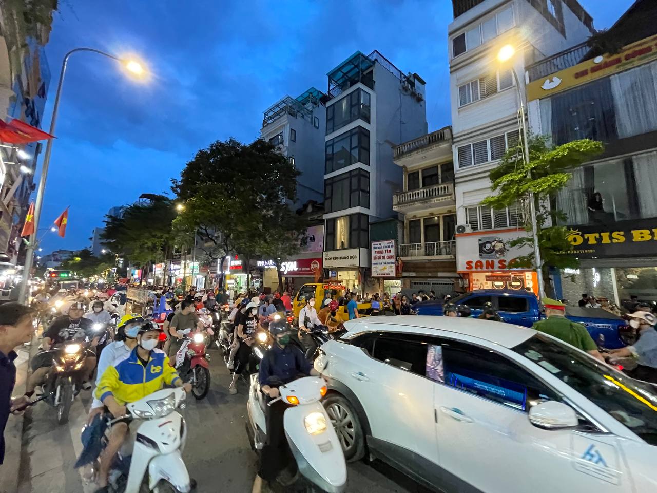 Hà Nội: Cận cảnh xe bán tải lao lên vỉa hè phố Khâm Thiên, chồm lên nhiều xe máy, người dân hoảng loạn- Ảnh 10.
