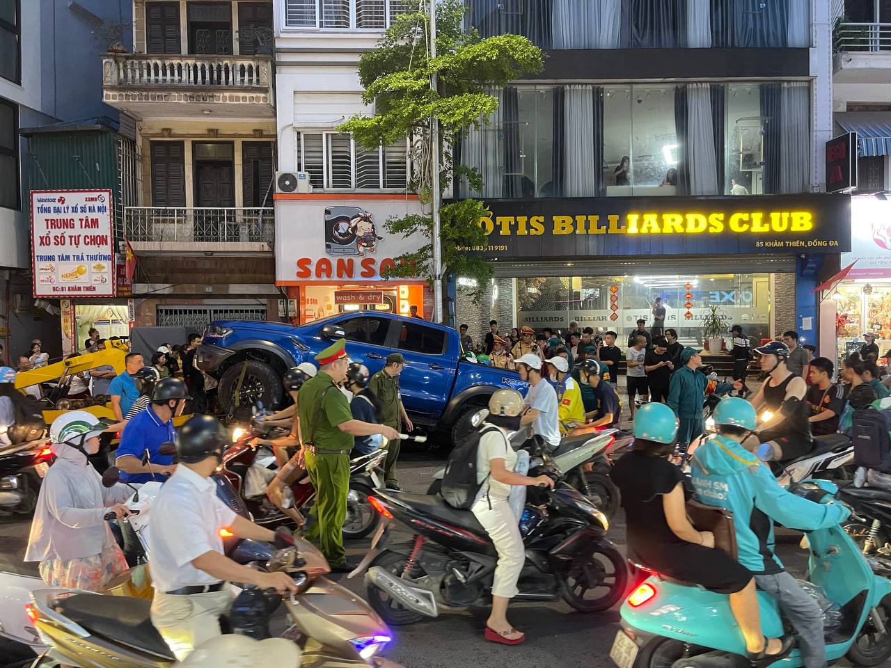 Hà Nội: Cận cảnh xe bán tải lao lên vỉa hè phố Khâm Thiên, chồm lên nhiều xe máy, người dân hoảng loạn- Ảnh 9.
