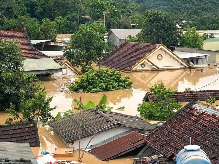 Lũ quét ở Nghệ An: Nước dâng cao, đường sạt lở, các đoàn cứu hộ bị cô lập- Ảnh 2.