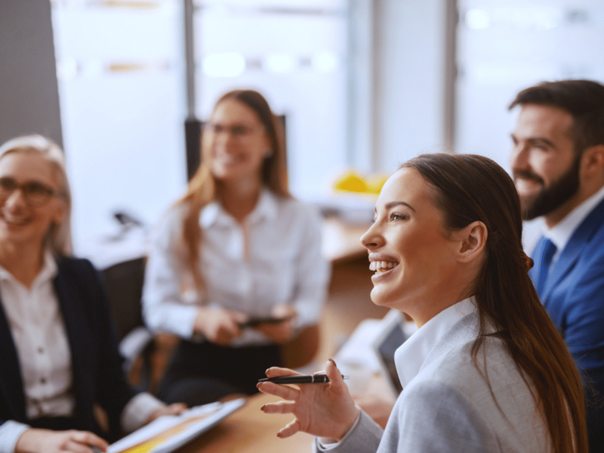 Khi sếp giao việc, người thường chỉ đáp "vâng ạ" hay "em làm ngay", người EQ cao khéo léo ghi điểm trong mắt lãnh đạo bằng 7 câu này- Ảnh 1.