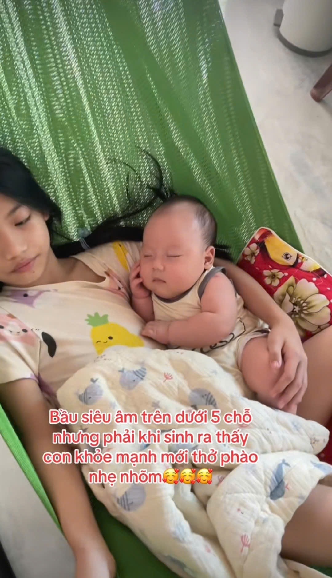 Khối nghỉ hè này lạ lắm: Nhìn cảnh vừa cưng vừa thương này sẽ hiểu vì sao các cụ nói "ruộng sâu trâu nái không bằng con gái đầu lòng"- Ảnh 1.