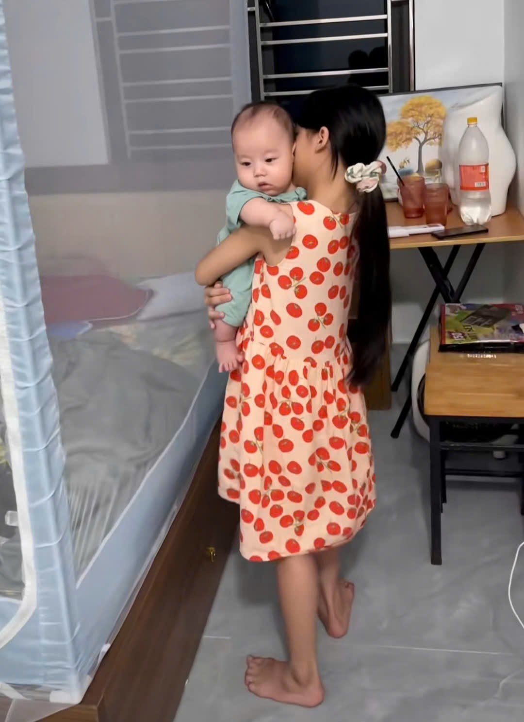 Khối nghỉ hè này lạ lắm: Nhìn cảnh vừa cưng vừa thương này sẽ hiểu vì sao các cụ nói 